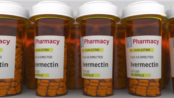 Apotheek injectieflacons met ivermectine generieke geneesmiddel pillen als een mogelijke behandeling van coronavirus ziekte. Loopbare 3D animatie — Stockvideo