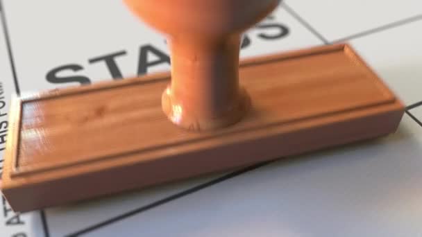 Colocar o carimbo de borracha vermelho CORONAVIRUS em forma de papel. Animação 3D — Vídeo de Stock