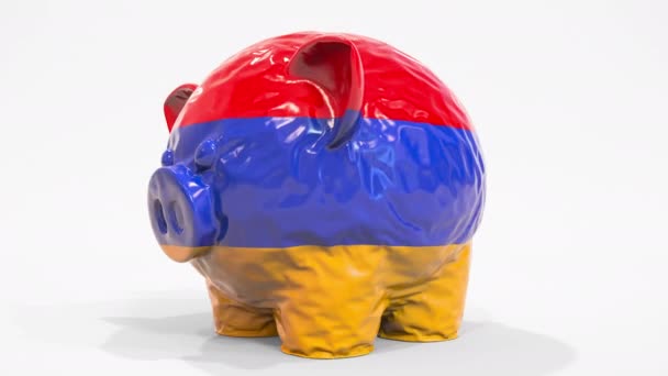 Дефляция надувной копилки с напечатанным флагом Армении. Финансовый кризис в Армении: концептуальная 3D анимация — стоковое видео