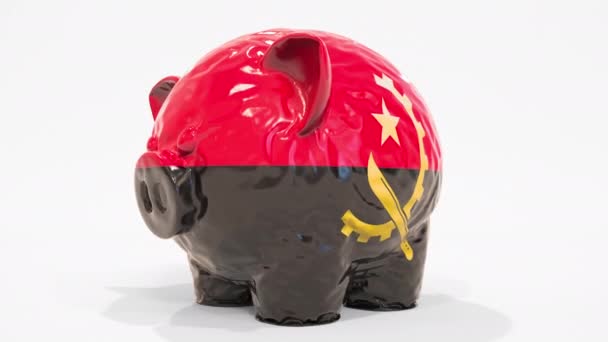 Felfújható malacpersely Angola zászlajával. Angolai pénzügyi válsággal kapcsolatos koncepció 3D animáció — Stock videók