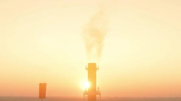 Vue aérienne de la cheminée de fumée industrielle polluante dans la soirée — Photo