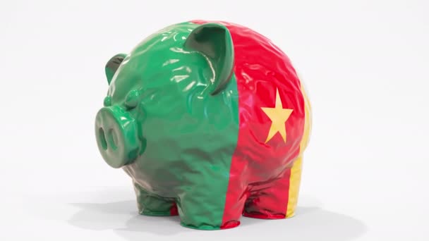 Salvadanaio gonfiabile sfalsante con bandiera stampata del Camerun. Camerunese crisi finanziaria relativa concettuale animazione 3D — Video Stock