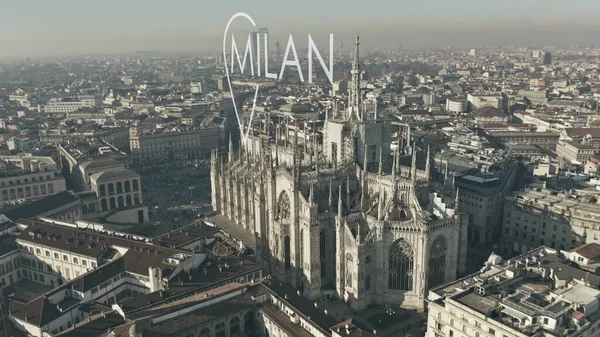 Milano 'nun ünlü Duomo di Milano veya Katedral' i içeren havadan çekimleri şehir coğrafyasıyla, İtalya — Stok fotoğraf