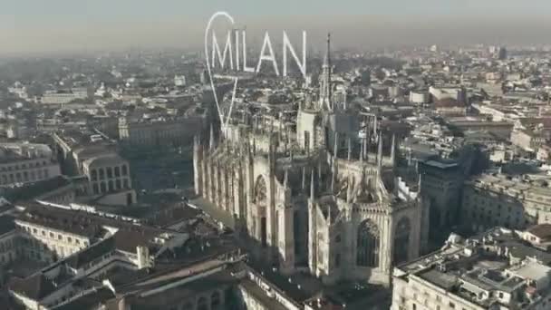 Toma aérea de Milán con la participación del famoso Duomo di Milano o Catedral en el centro con geotag ciudad, Italia — Vídeos de Stock