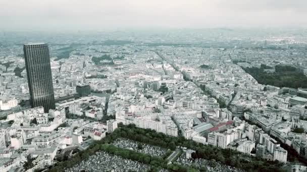 Fotografia aérea de Paris envolvendo a Torre Eiffel e o arranha-céu Tour Montparnasse com geotag da cidade, França — Vídeo de Stock