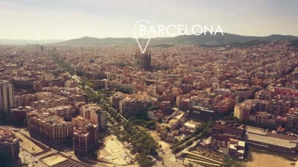 Flygfoto av Barcelona med berömda Basilica de la Sagrada Familia med staden geotag, Spanien — Stockvideo