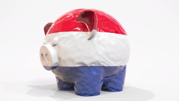 Deflating o banco inflável do porquinho com bandeira impressa dos Países Baixos. Crise financeira holandesa relacionado animação 3D conceitual — Vídeo de Stock