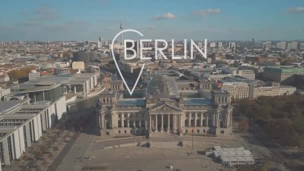 Letecký záběr Berlína zahrnující slavnou budovu Reichstag s městským geotagem, Německo — Stock video