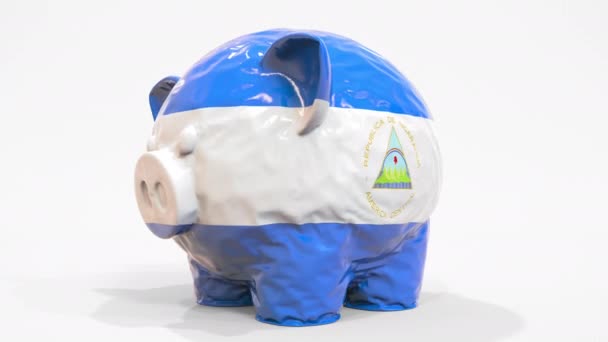Deflating o banco inflável do porquinho com bandeira impressa de Nicarágua. Crise financeira nicaraguense relacionado animação 3D conceitual — Vídeo de Stock