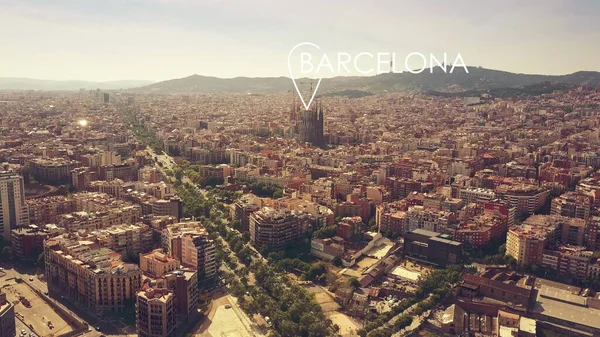 Aerial létrehozása lövés Barcelona bevonásával híres Basilica de la Sagrada Familia város geotag, Spanyolország — Stock Fotó