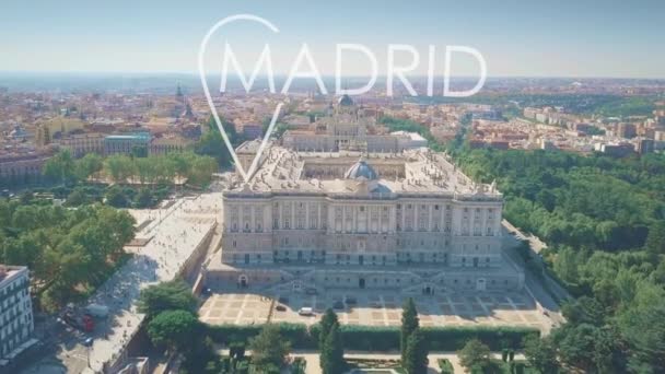 Toma aérea de Madrid que involucra famoso palacio real histórico con geotag ciudad, España — Vídeos de Stock