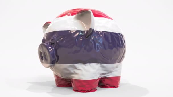 印刷されたタイの旗とインフレータブル貯金箱を減少させます。タイ金融危機関連の概念3Dアニメーション — ストック動画