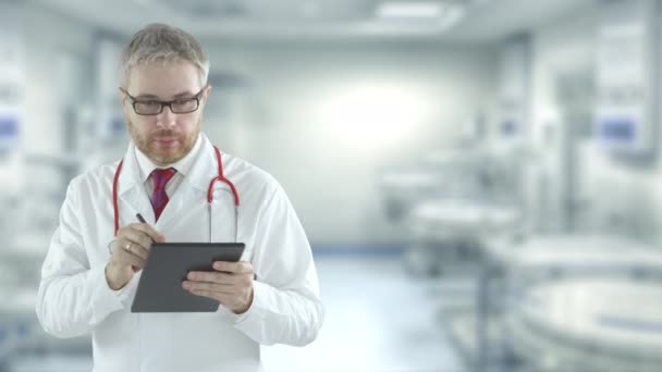 Zaostřený lékař dokončí kontrolní seznam v tabletu PC na operačním sále. Snímek na červené kameře — Stock video