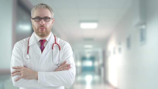 Medico preoccupato nel moderno corridoio dell'ospedale, girato sulla macchina fotografica rossa — Video Stock