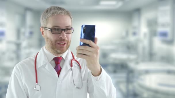 Arzt benutzt sein Handy für telemedizinische Videositzung mit einem Patienten — Stockvideo