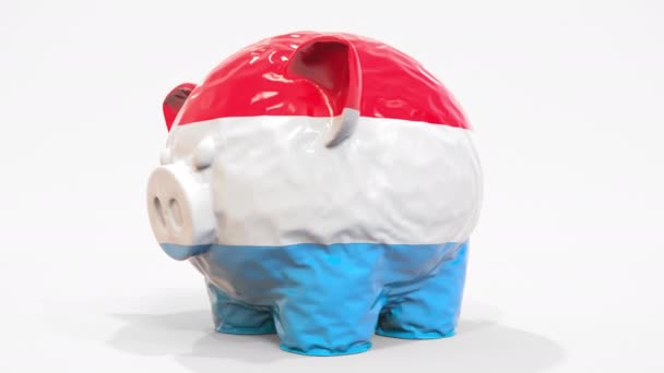 Deflating alcancía inflable con bandera impresa de Luxemburgo. Animación 3D conceptual relacionada con la crisis financiera — Vídeo de stock