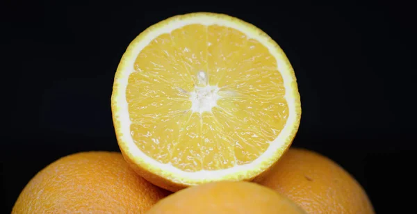 Половина апельсина, крупным планом. — стоковое фото