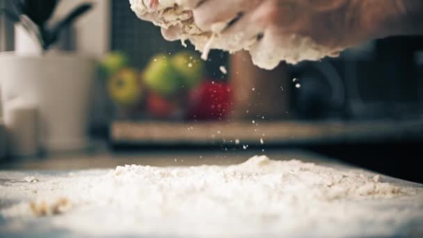 Man droppar bröd deg på mjöl, slow motion skott — Stockvideo