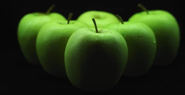 Šest zelených jablek s kapkami vody, světla a stínů — Stock fotografie