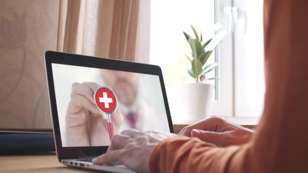 Arzt-Videoanruf am heimischen Laptop, Stethoskop-Glocke mit Schweizer Flagge. Telemedizin in der Schweiz — Stockvideo