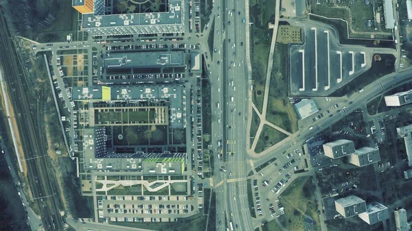 Vzdušný pohled shora dolů na rušnou městskou dopravu a moderní obytnou čtvrť — Stock fotografie