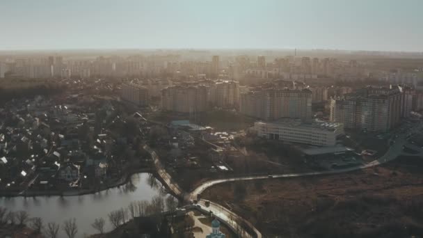 MOSCOW, RUSSIA - MARCH 24, 2020. Вид з повітря на сучасні житлові будівлі та низькоповерхове житло в районі Говорово. — стокове відео