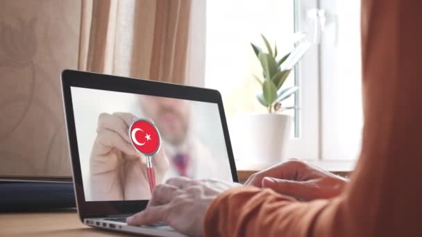 Lékařské rady v počítačové aplikaci, stetoskop s tureckou vlajkou. Telehealth technology in Turkey — Stock video