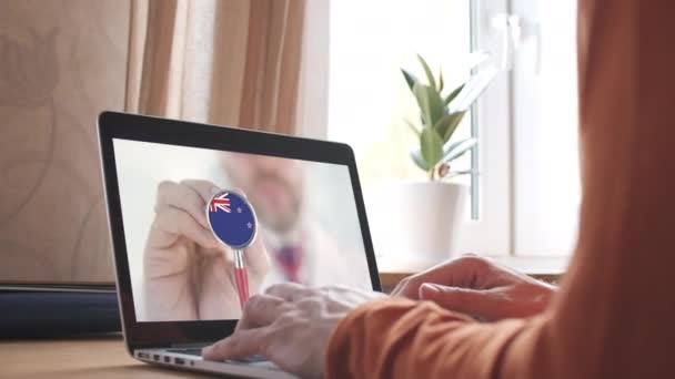 Wideo lekarzy na laptopie w domu, dzwonek stetoskopowy z flagą narodową. Telemedycyna w Nowej Zelandii — Wideo stockowe