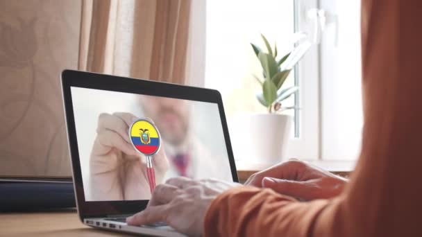 Врач на экране компьютера и стетоскоп с флагом Эквадора. Телемедицина Эквадора — стоковое видео