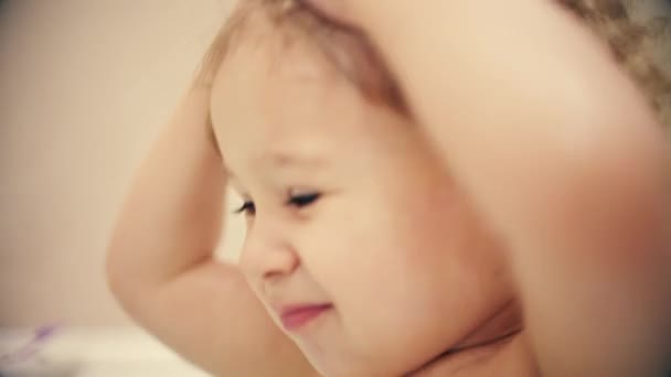 Klein blond baby meisje wast haar haar met zeep — Stockvideo