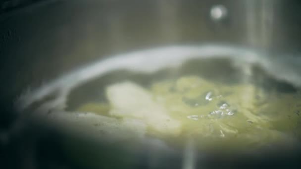 Acqua bollente e patate in una pentola di acciaio inossidabile, primo piano — Video Stock