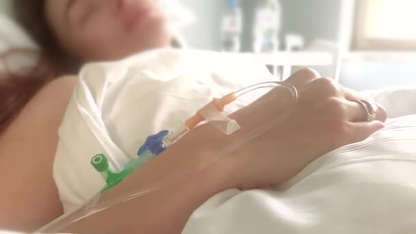 Doente desconhecida do sexo feminino submetida a terapêutica de perfusão intravenosa num hospital — Vídeo de Stock
