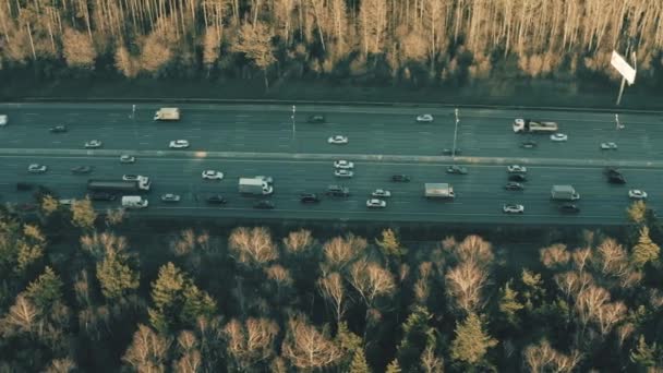 Moeskoe, Rusland - 24 maart 2020. Luchtfoto van spitsuur verkeer op de Moskou Ring Road, een grote stad snelweg — Stockvideo