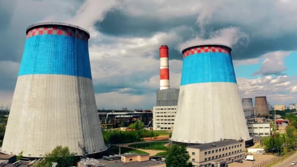 Vue aérienne des tours de refroidissement d'une centrale thermique — Video