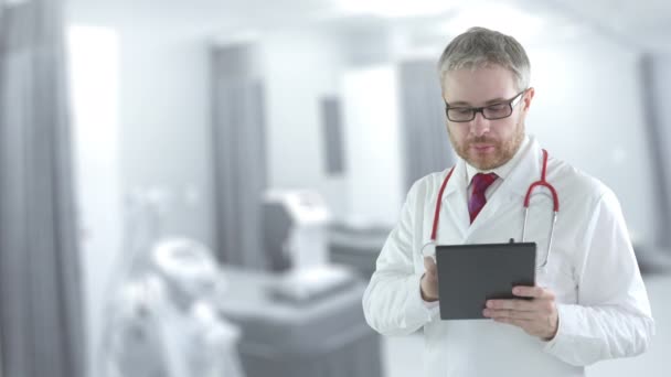 Arzt arbeitet auf Krankenhausstation an Tablet-PC — Stockvideo