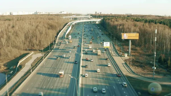 Низьковисотний вид на широке шосе весною. Москва — стокове фото