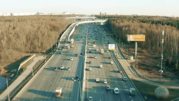 Vue aérienne à basse altitude d'une large autoroute au printemps. Moscou, Russie — Video