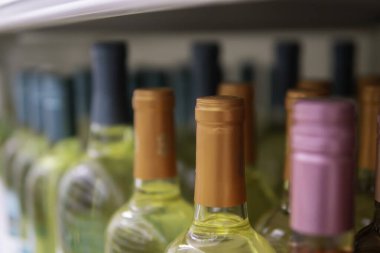 Şarap şişeleri buzdolabında soğuk tutulur.