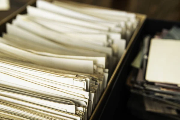 Sayısallaştırılacak eski fotoğraf baskıları ve anılar yığını 