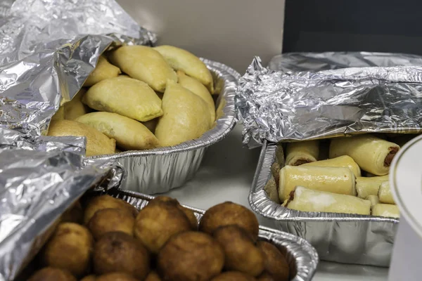 Nijerya parmak atıştırmalıkları - Et Turtası, Puf Puf ve Sosisli rulo