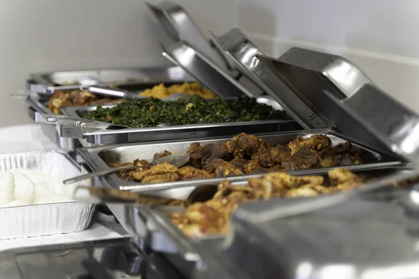 Partide çeşitli Nijerya Yemekleri Büfede