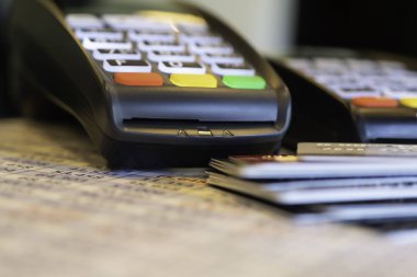 Kredi Kartı Makinesi kredi kartlarıyla birlikte hesap tablosunda