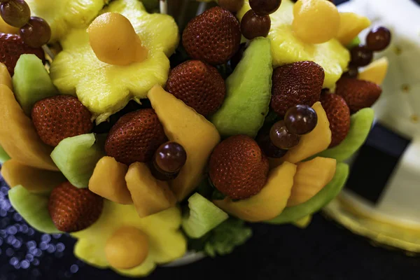 Eetbare fruitmand regeling met een verscheidenheid aan vruchten — Stockfoto