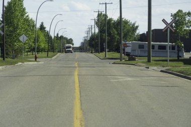 Şehir otobüsü yolda bir kavşağa yaklaşıyor.