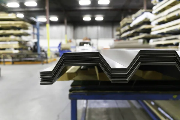 工厂车间的波纹镀锌金属屋面板 — 图库照片