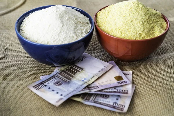 Nigeriaans geel en wit Garri in kommen op marktplaats — Stockfoto