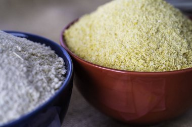 Masanın üstündeki kaselerde kırmızı ve sarı Garri.