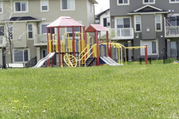 Parque infantil en un parque residencial — Foto de Stock