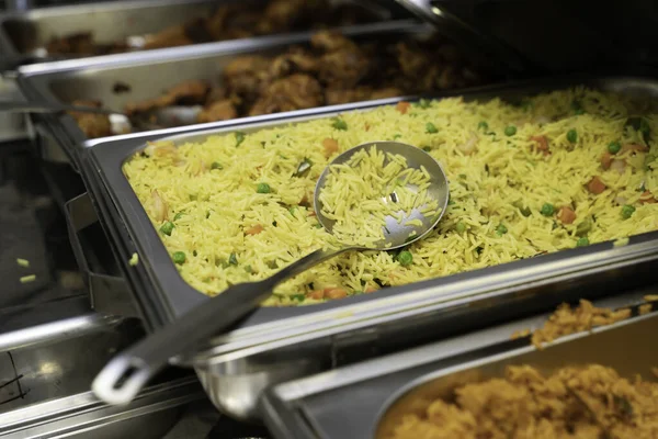 Nijerya Partisi 'nde Jollof ve sebzeli pilav ile Tabak Chaffing