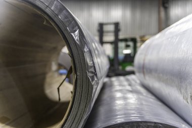 Forklift 'i arka planda olan fabrikada Rollsof Steel.